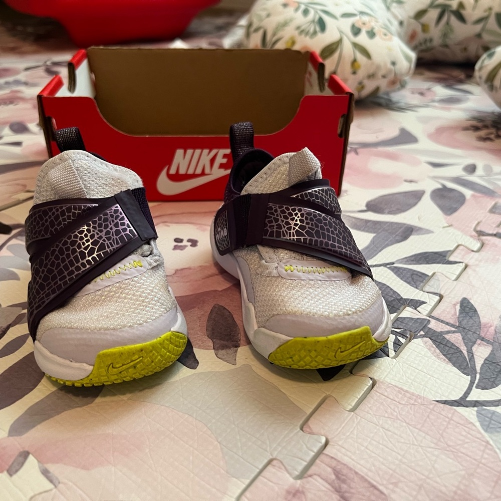 Toddler Nike sneaker shoes 4C